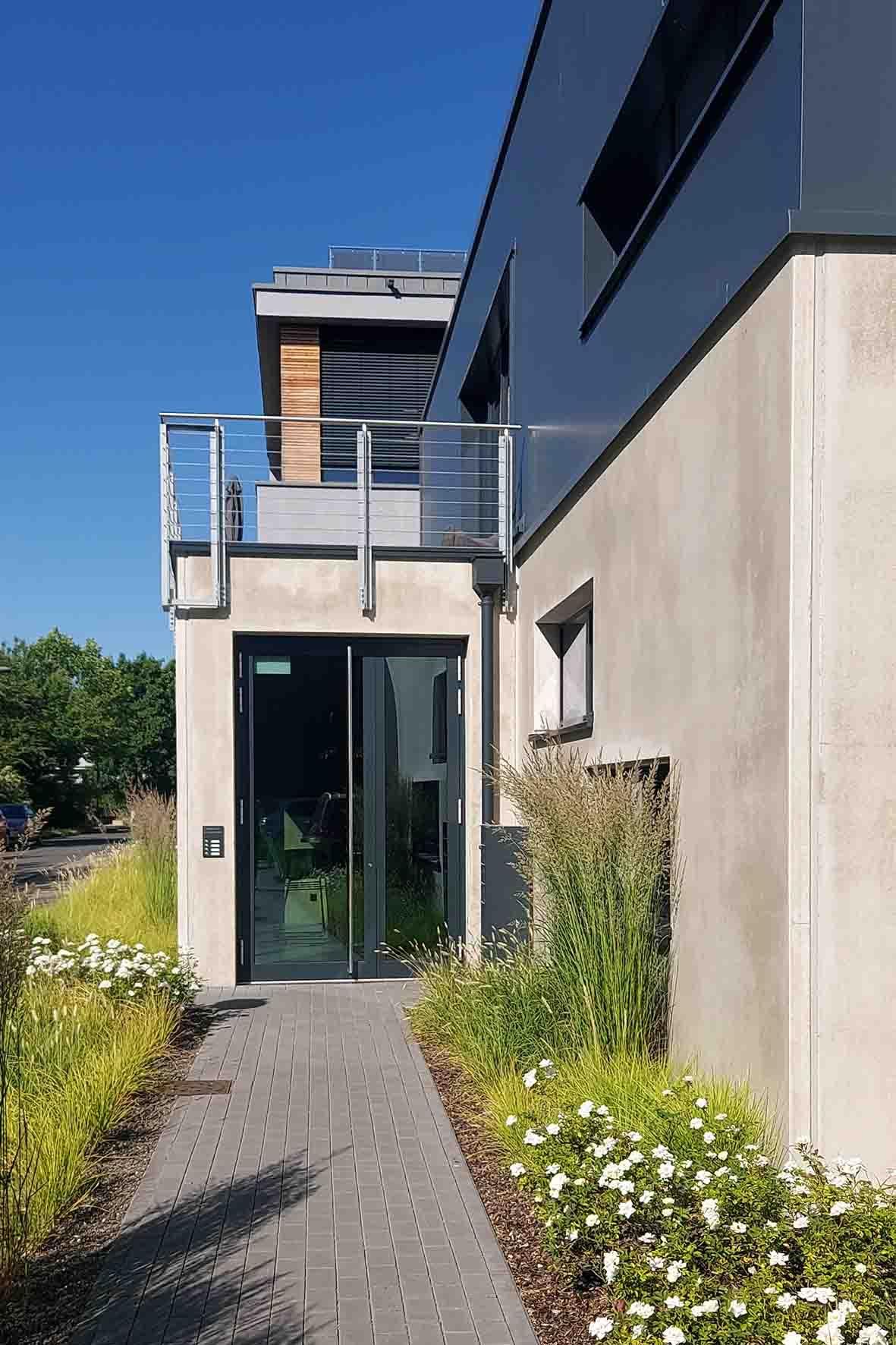 Ein Gehweg, der zum Eingang eines Hauses führt