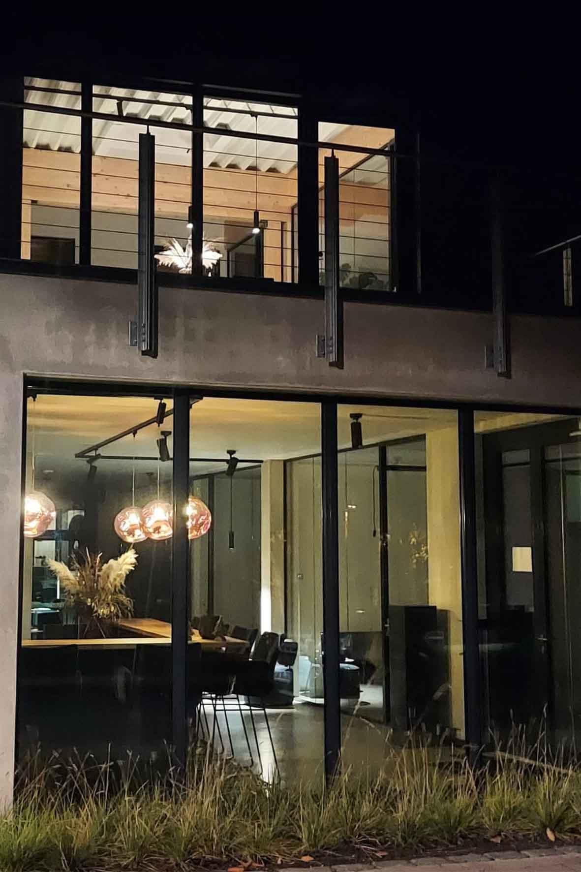 Ein Gebäude mit vielen Fenstern ist nachts beleuchtet