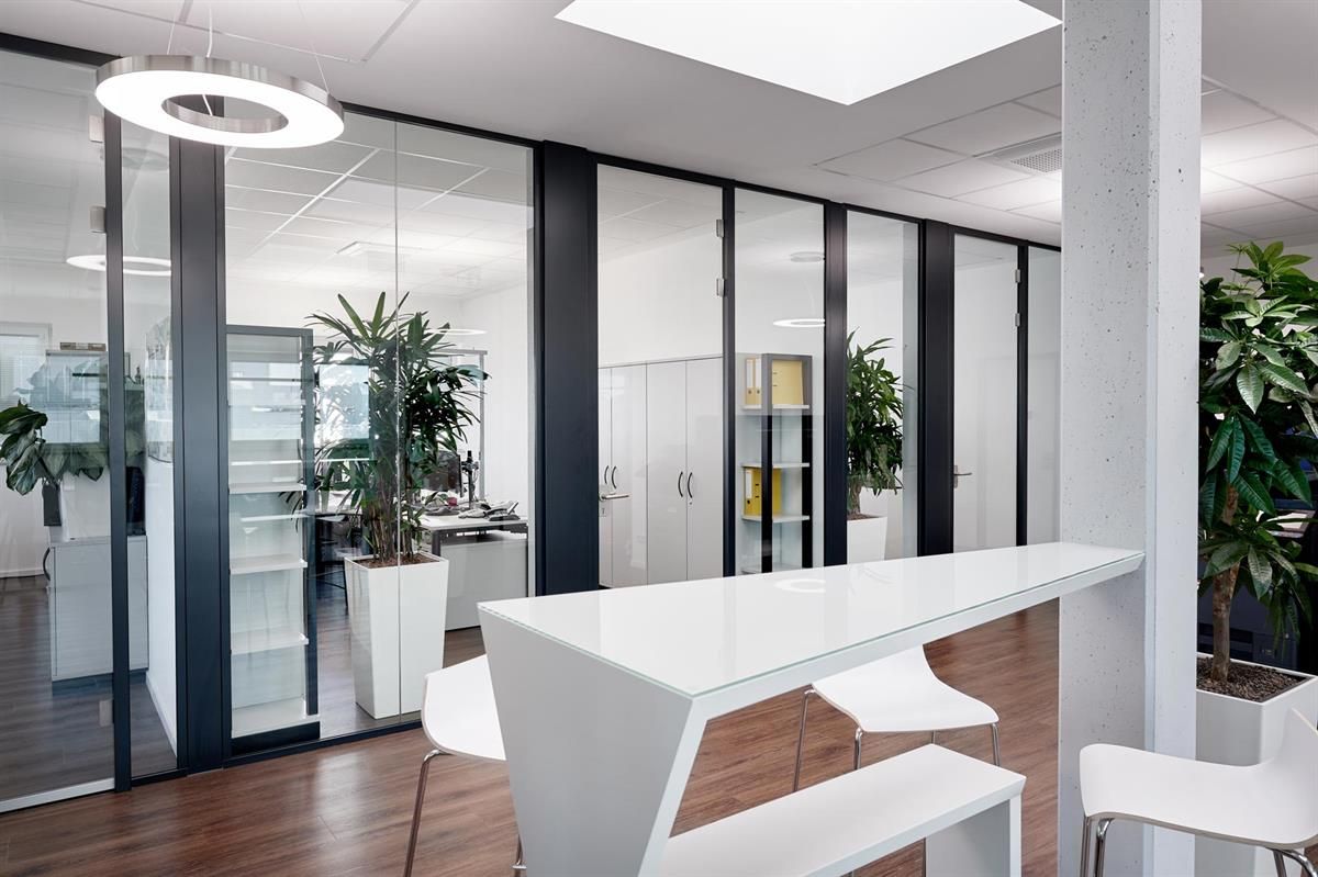 Ein Raum mit einem Tisch und Stühlen darin