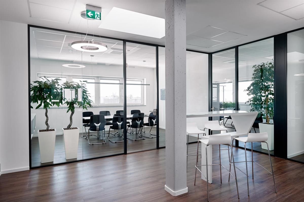 Ein Raum mit einem grünen Ausgangsschild an der Decke