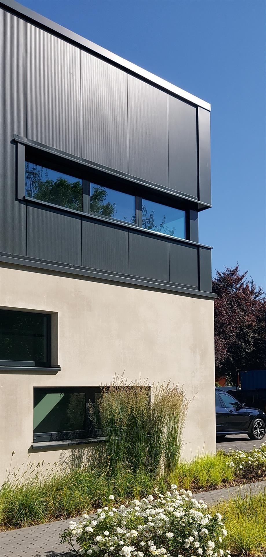 Ein Gebäude mit einem Balkon und vielen Fenstern