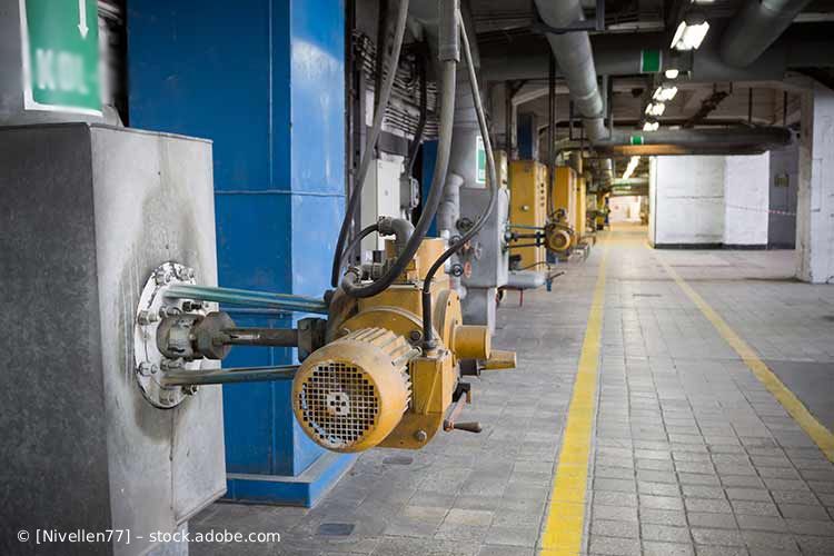 Industrieanlagen mit gelben Motoren,