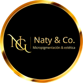 Logotipo de Naty & Co. en dorado sobre un fondo circular negro, con el texto &ldquo;Micropigmentaci&oacute;n & est&eacute;tica&rdquo;