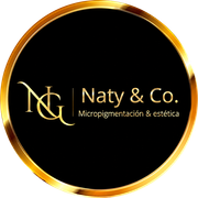 Logotipo de Naty & Co. en dorado sobre un fondo circular negro, con el texto &ldquo;Micropigmentaci&oacute;n & est&eacute;tica&rdquo;