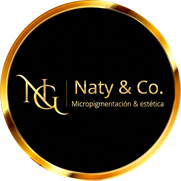 Logotipo de Naty & Co. en dorado sobre un fondo circular negro, con el texto “Micropigmentación & estética”