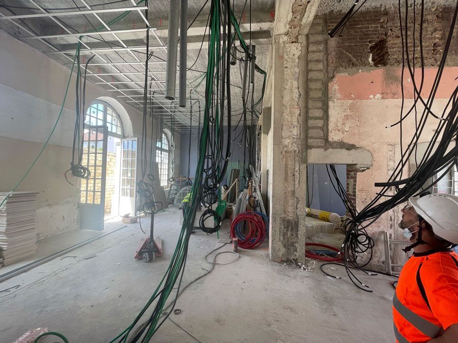 Électricité en cours de rénovation dans une maison