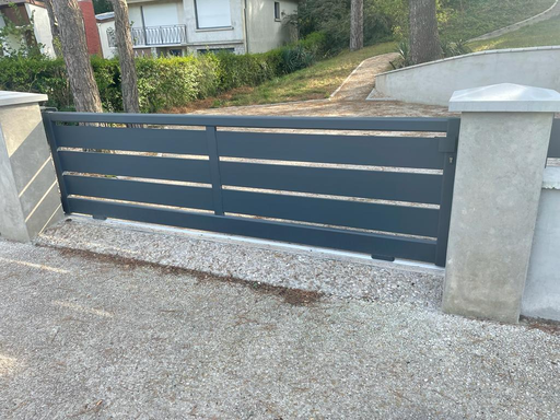 Portail bleu foncé automatique fermé