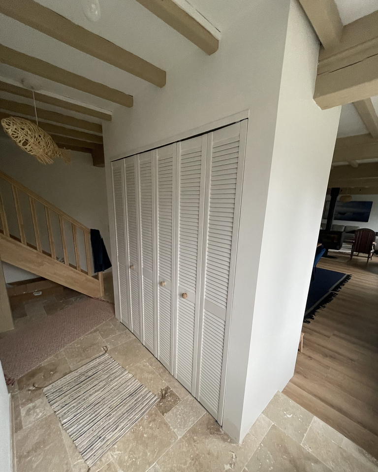 Armoire blanche dans une pièce de maison