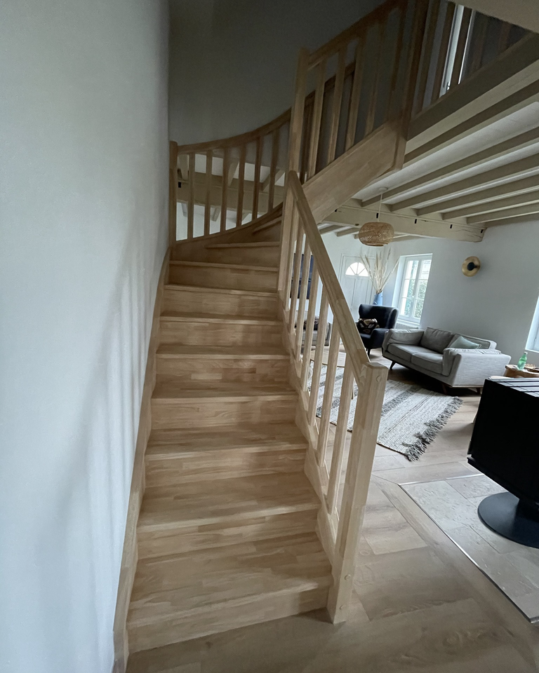 Escalier en bois dans une maison