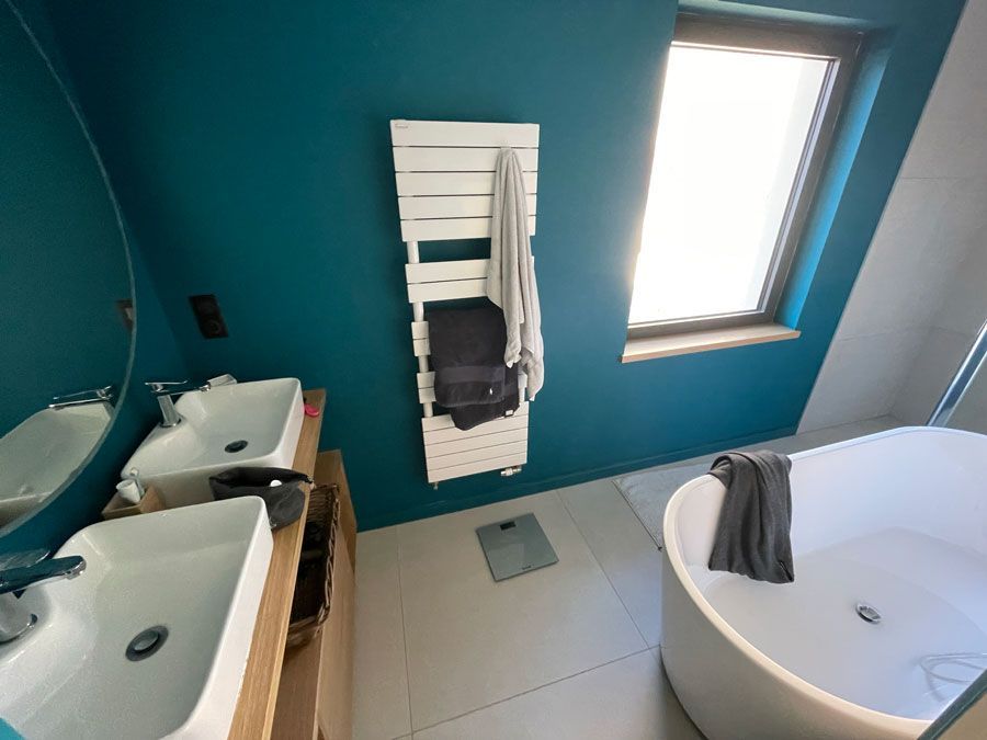 Salle de bains de couleur bleu vert