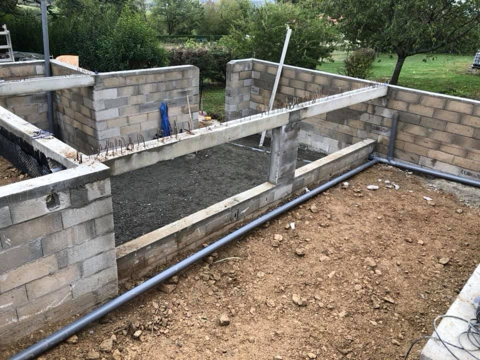 Fondations en parpaings partiellement construites avec une semelle en béton
