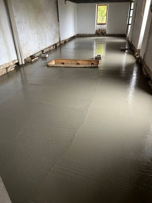 Dalle de béton récemment coulée