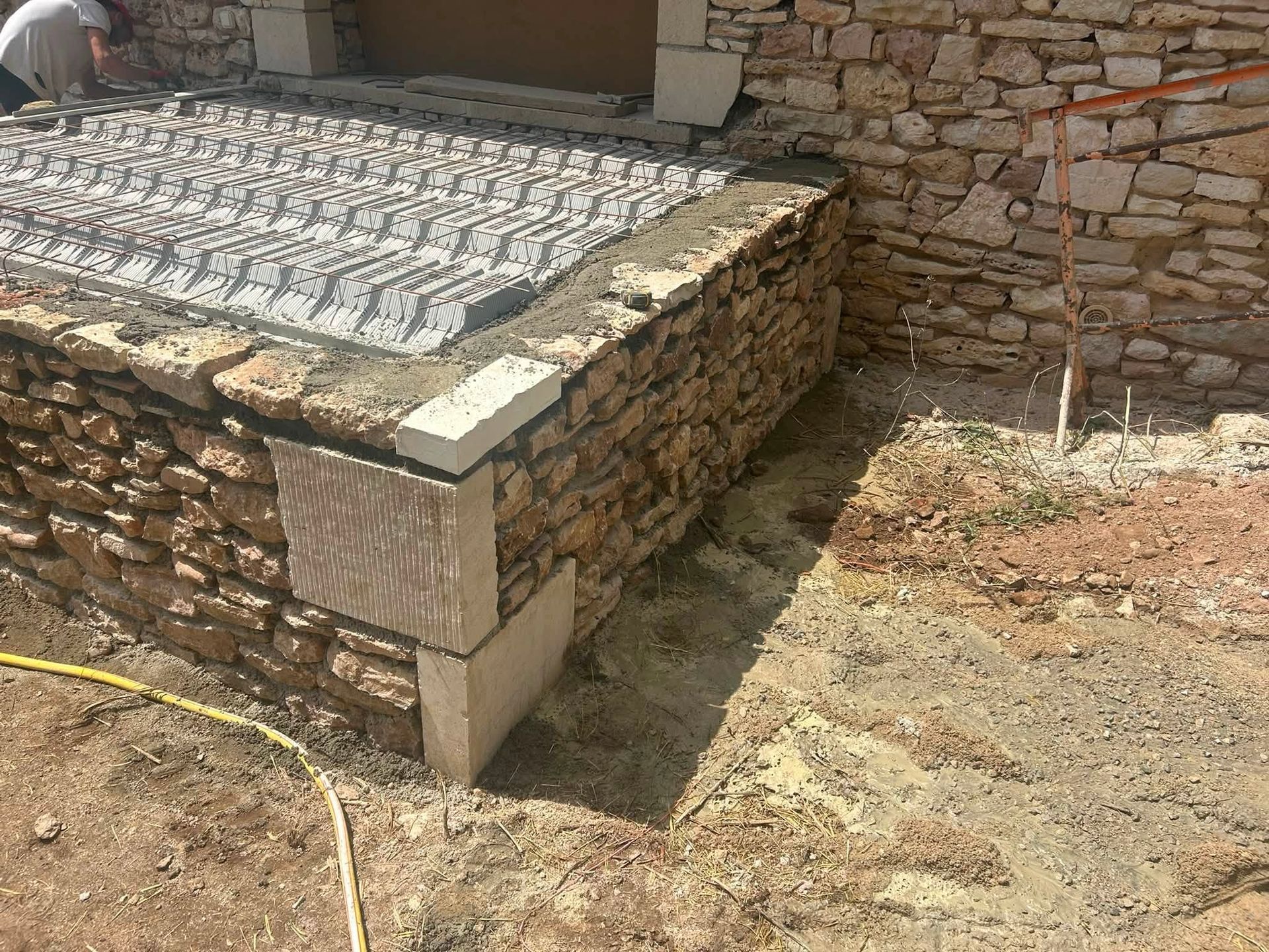 Mur de soutènement en pierre.