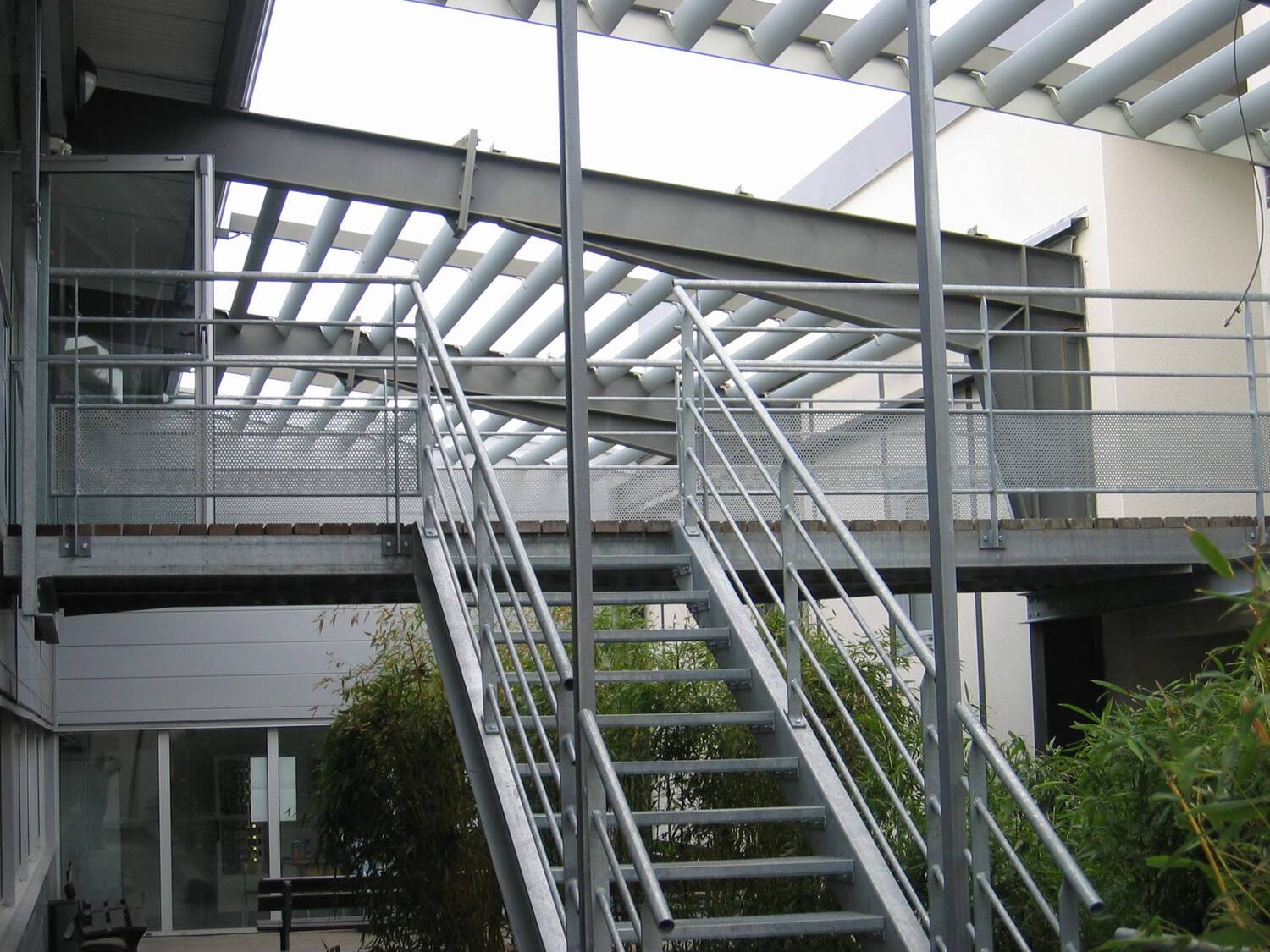 Escaliers et garde-corps métalliques menant à une passerelle