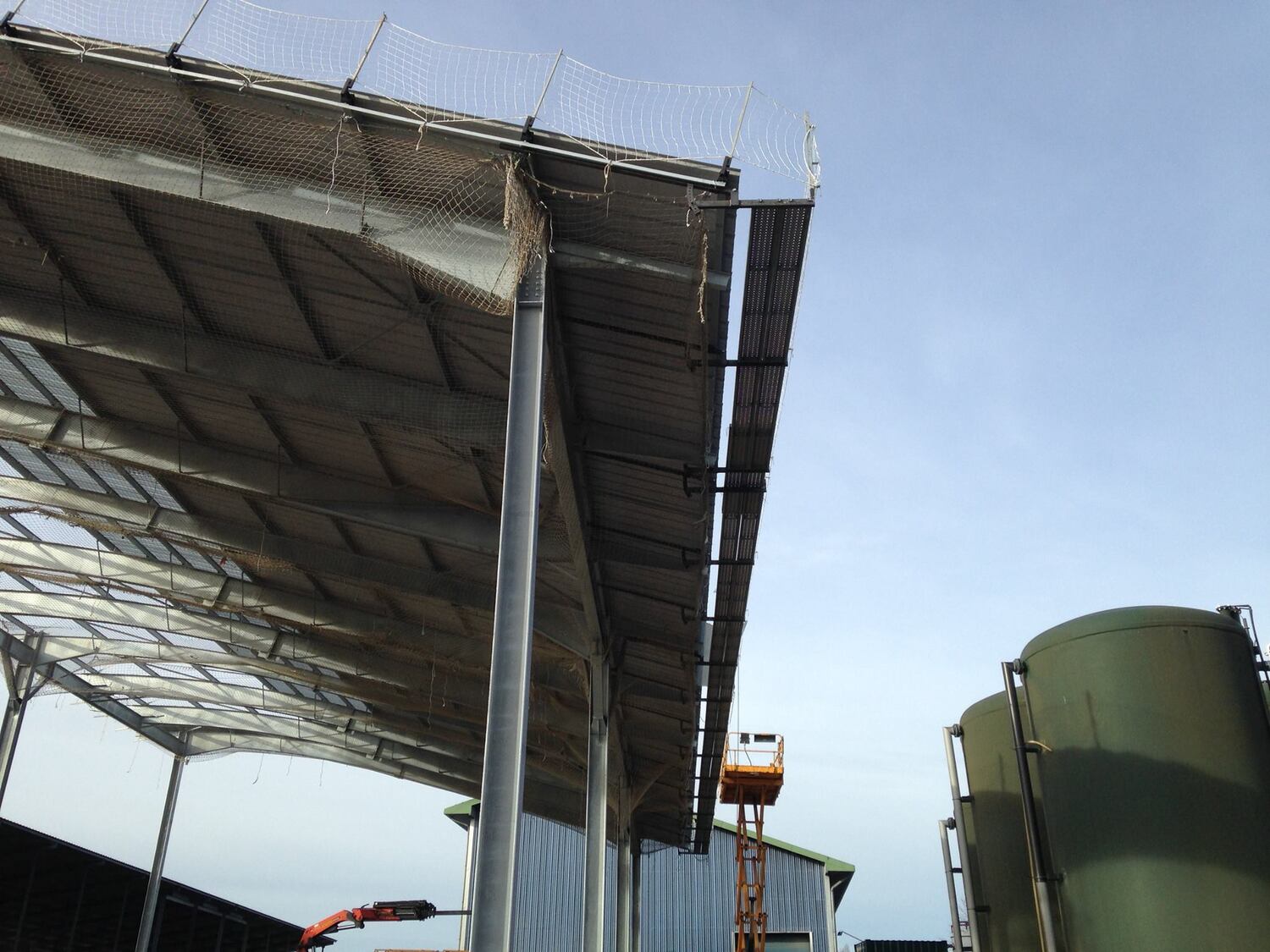 Couverture métallique en cours de pose