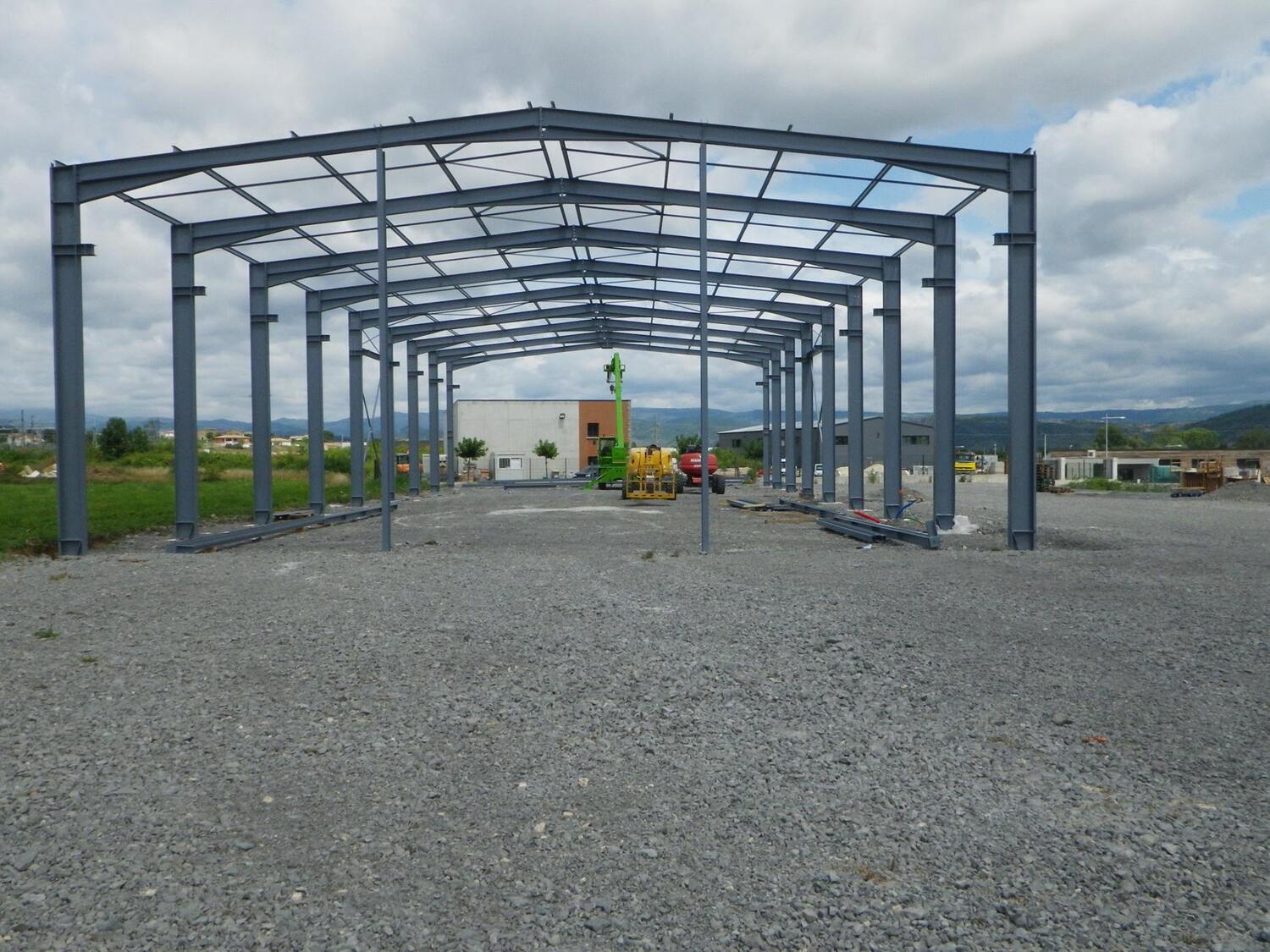 Charpente métallique en cours de pose