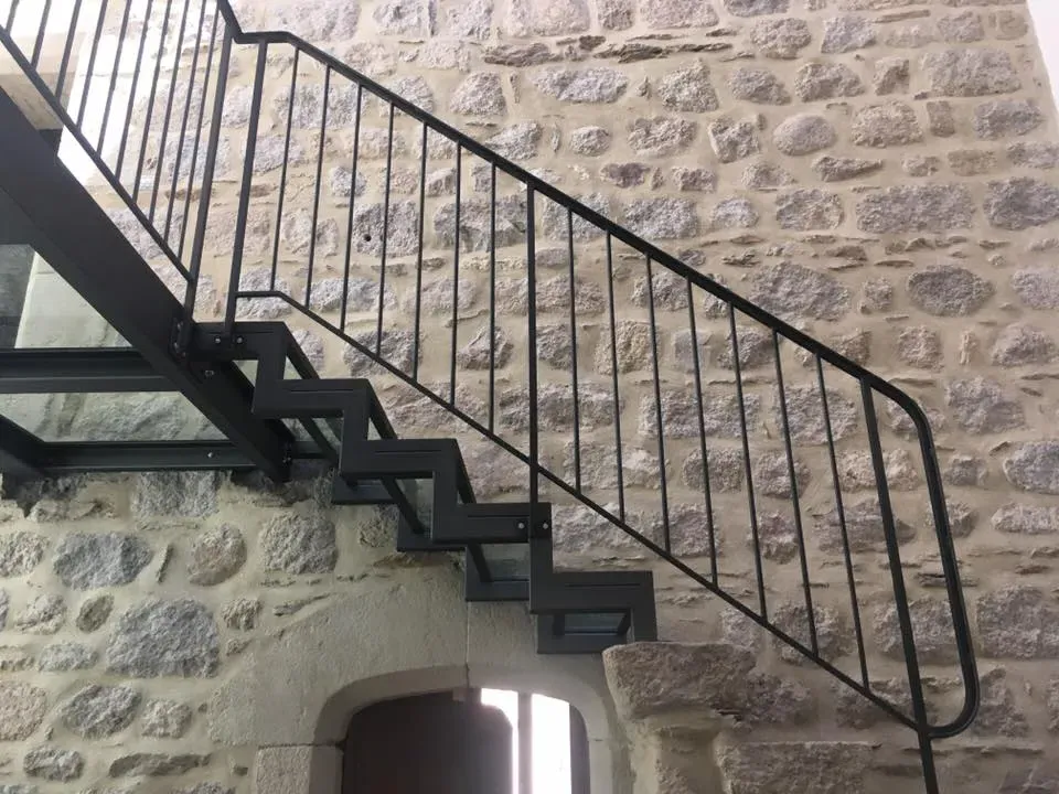 Escaliers en métal et verre extérieurs