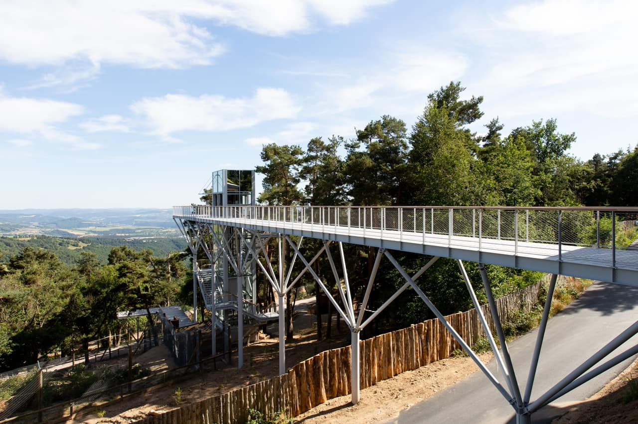 Grande passerelle blanche métallique