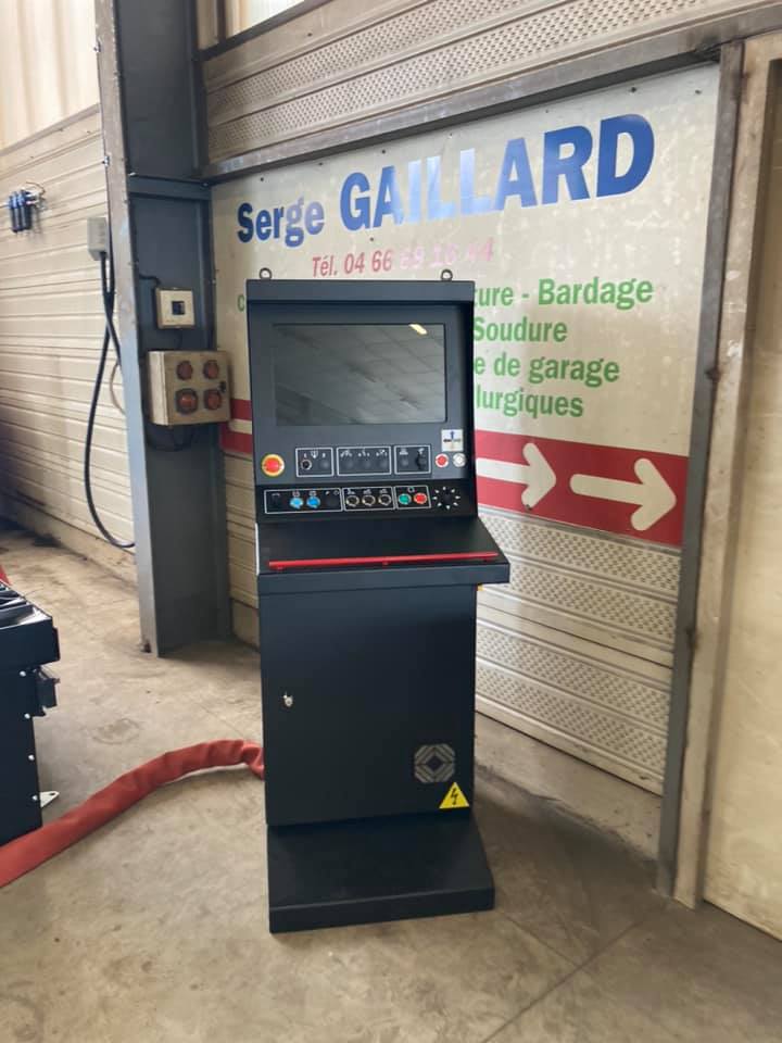 Pancarte de l'entreprise posée sur un rideau métallique