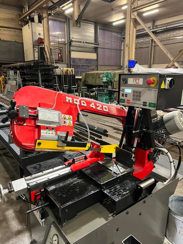 Atelier avec machine de découpe de métal