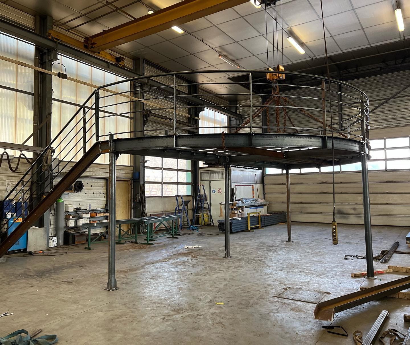 Montage de d'une plateforme métallique dans l'atelier