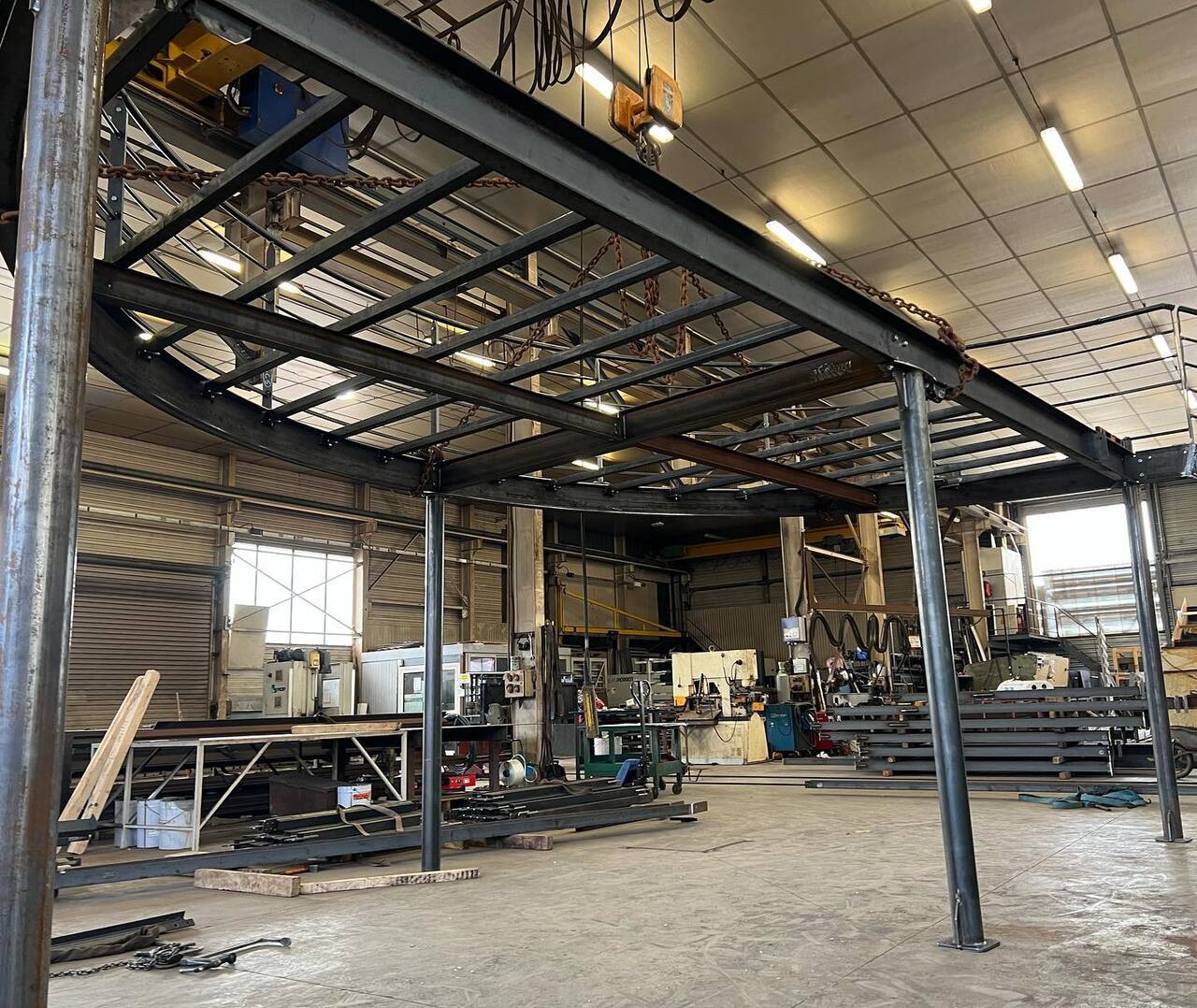 Grande plateforme métallique assemblée dans l'atelier