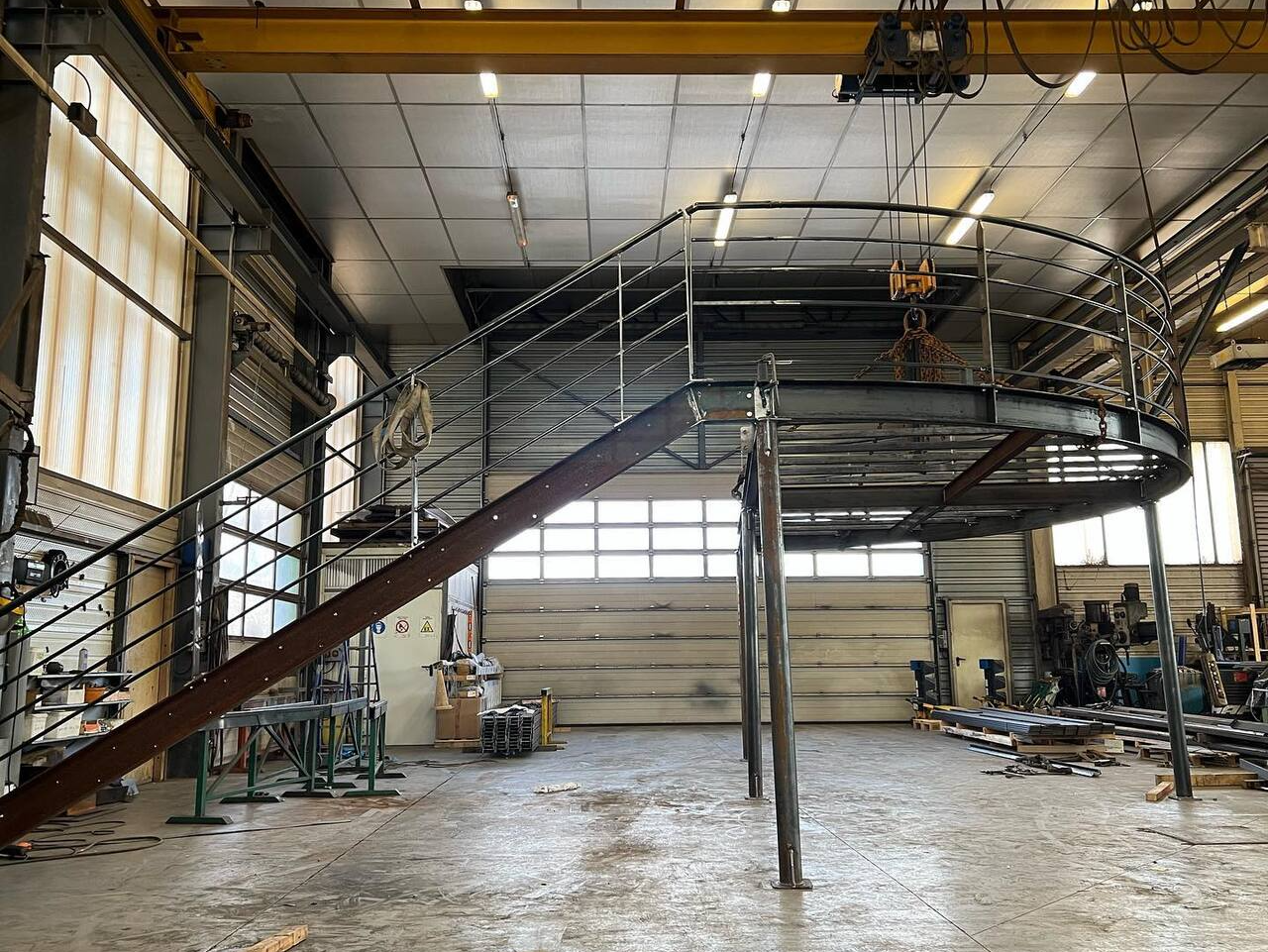 Escaliers et garde-corps métallique d'un hangar