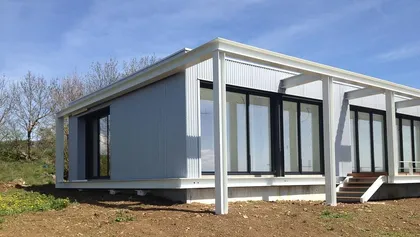 Maison individuelle moderne avec bardage en métal