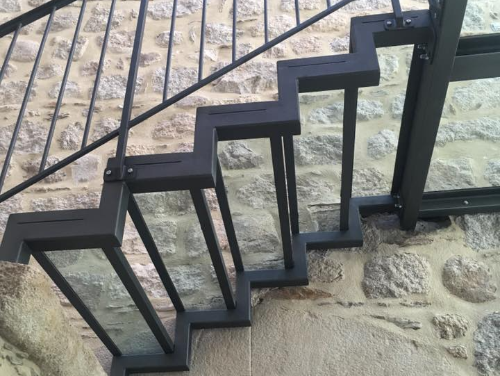 Escaliers en verre à structure métallique