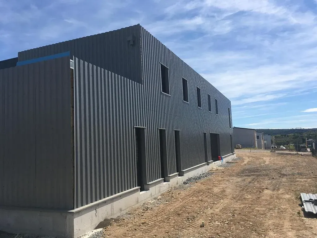 Bardage gris d'un bâtiment industriel