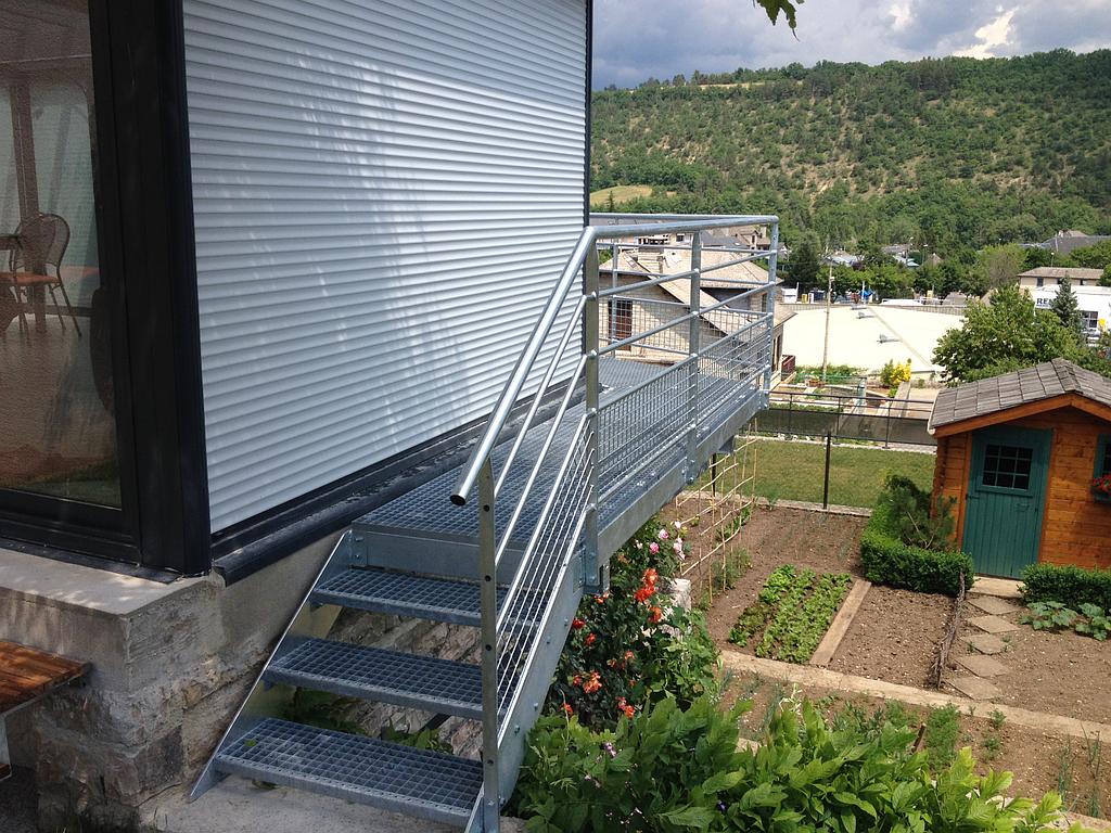 Accès à une terrasse métallique