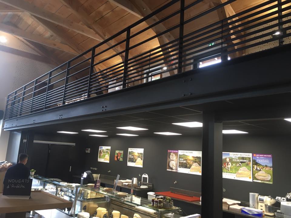 Mezzanine en métal noire - Epicerie Le Fromager les Hautes Terres  4