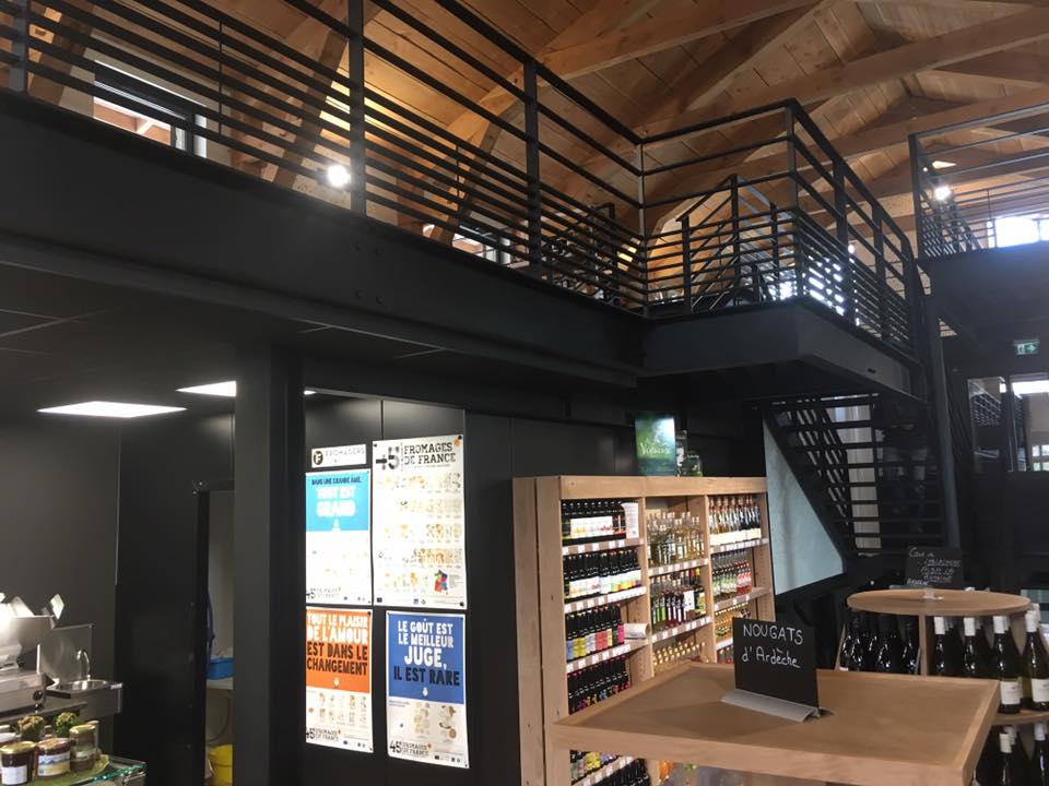 Mezzanine en métal noire - Epicerie Le Fromager les Hautes Terres  2