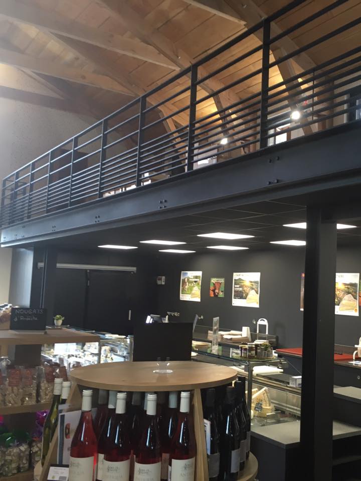 Mezzanine en métal noire - Epicerie Le Fromager les Hautes Terres  1
