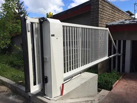 Portail blanc automatisé