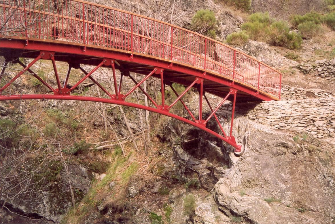 Pont rouge entre deux falaises