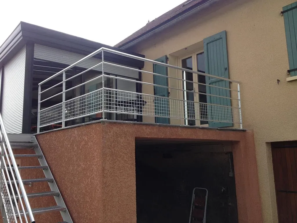 Terrasse suspendue avec garde-corps métallique