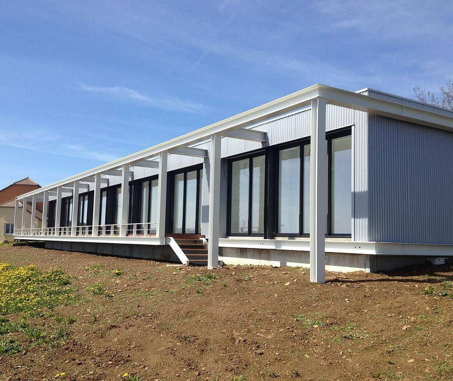 Maison métallique blanche