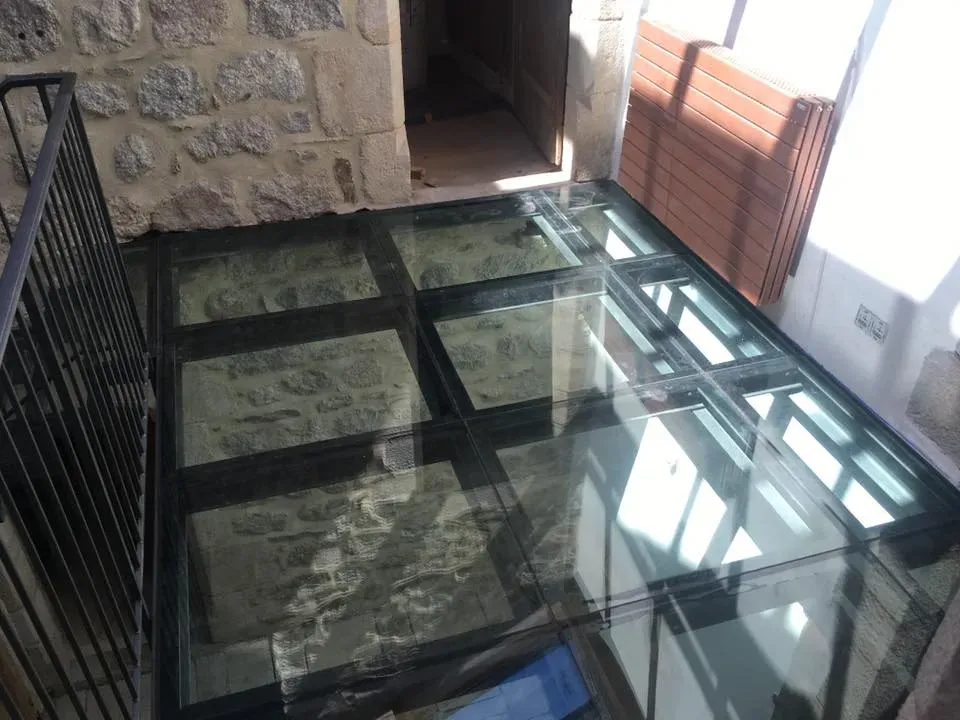 Escalier, garde-corps et plancher métal et verre 1