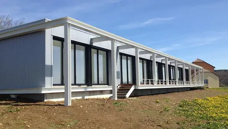 Long bâtiment en bardage métallique