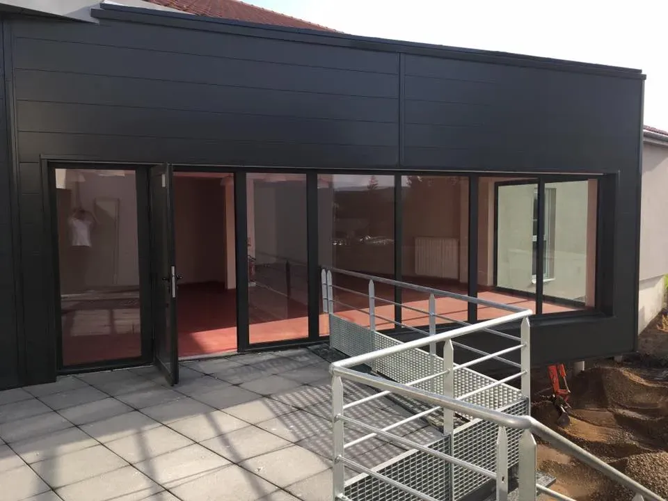 Bardage métallique noir d'un bâtiment