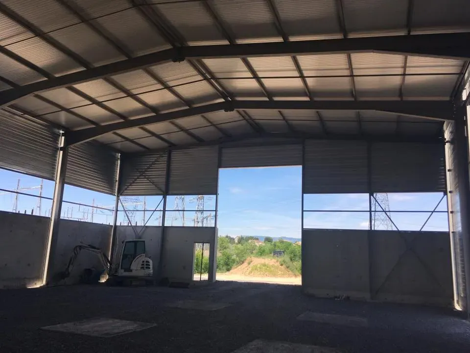 Charpente métallique posée et couverte