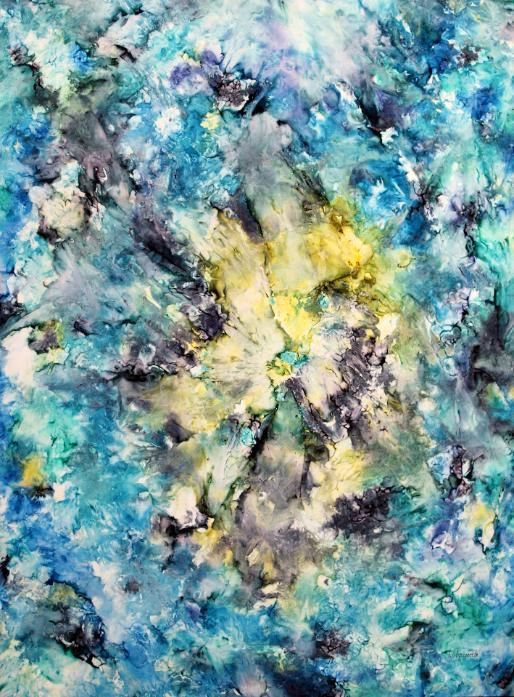 Acuarela abstracta: salpicaduras azules, amarillas y negras se mezclan, creando un patrón texturizado similar a una flor.