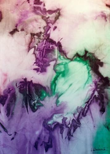 Arte abstracto con colores púrpura, verde y blanco en remolinos; parece un patrón de nubes o humo.