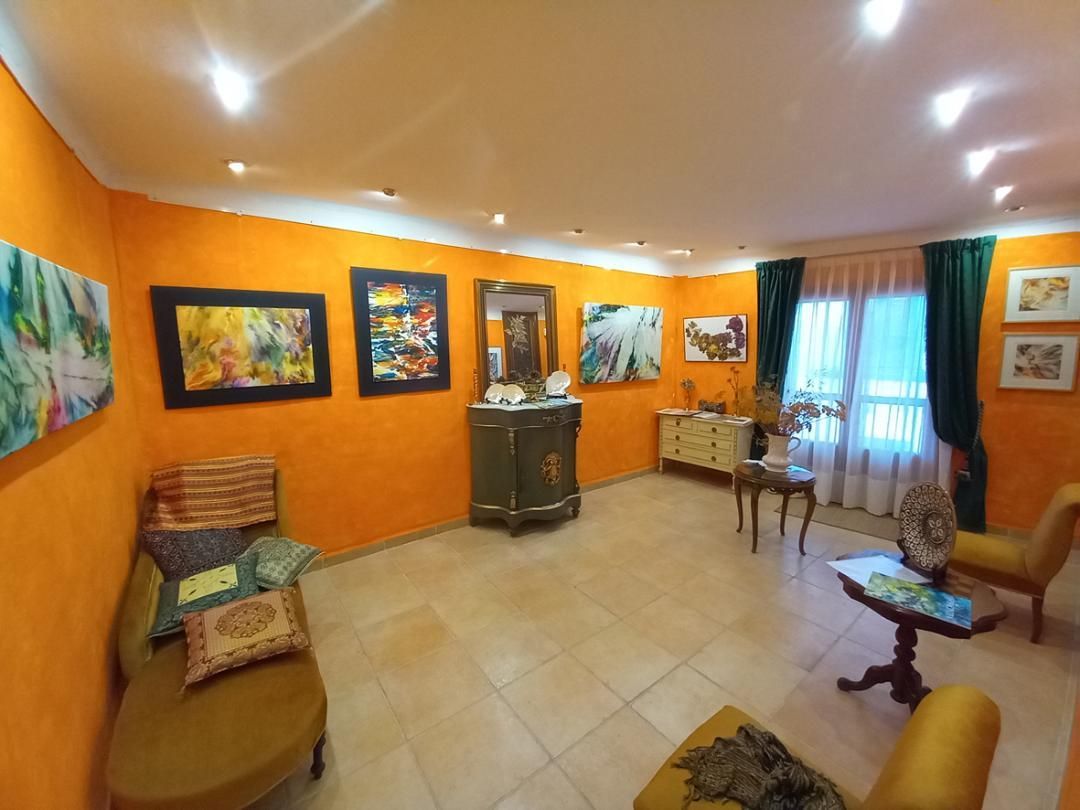 Cuadro abstracto de color rojo con formas geométricas, lineas y texturas en tonos rojo, rosa y blanco.