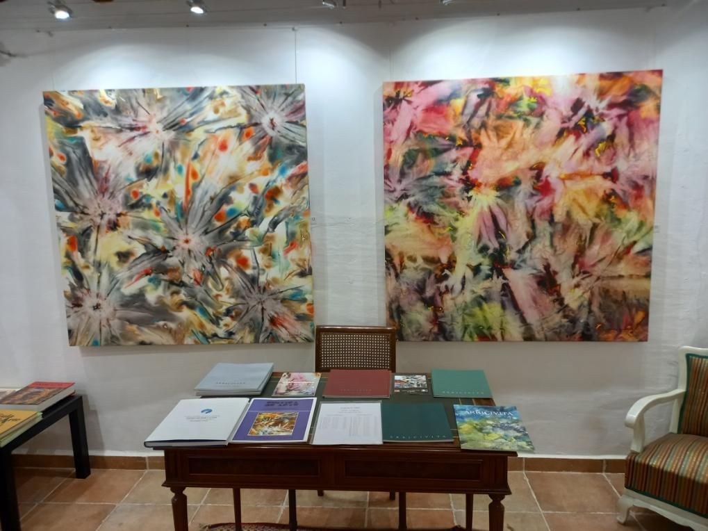 Obra de arte abstracta: forma rectangular, forma central marrón con halo amarillo y acentos verdes