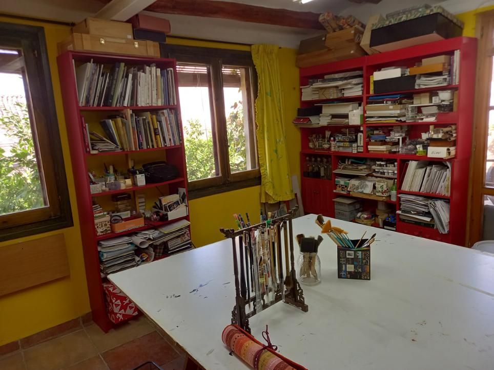 Pintura abstracta en blanco y negro de formas arremolinadas con líneas radiales y pinceladas.