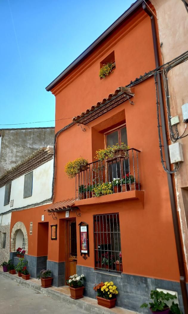 Pintura abstracta de formas circulares coloridas superpuestas sobre fondo blanco.