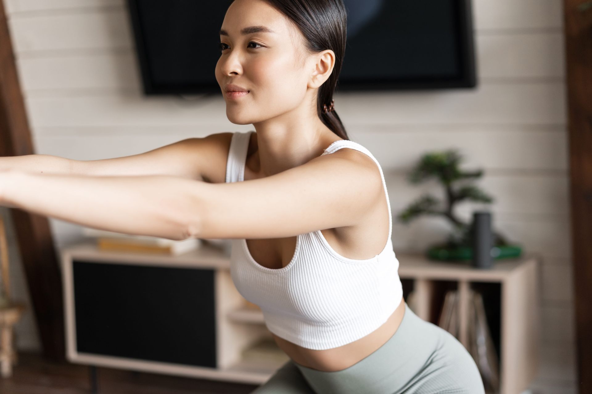 Una persona con una camiseta deportiva blanca 