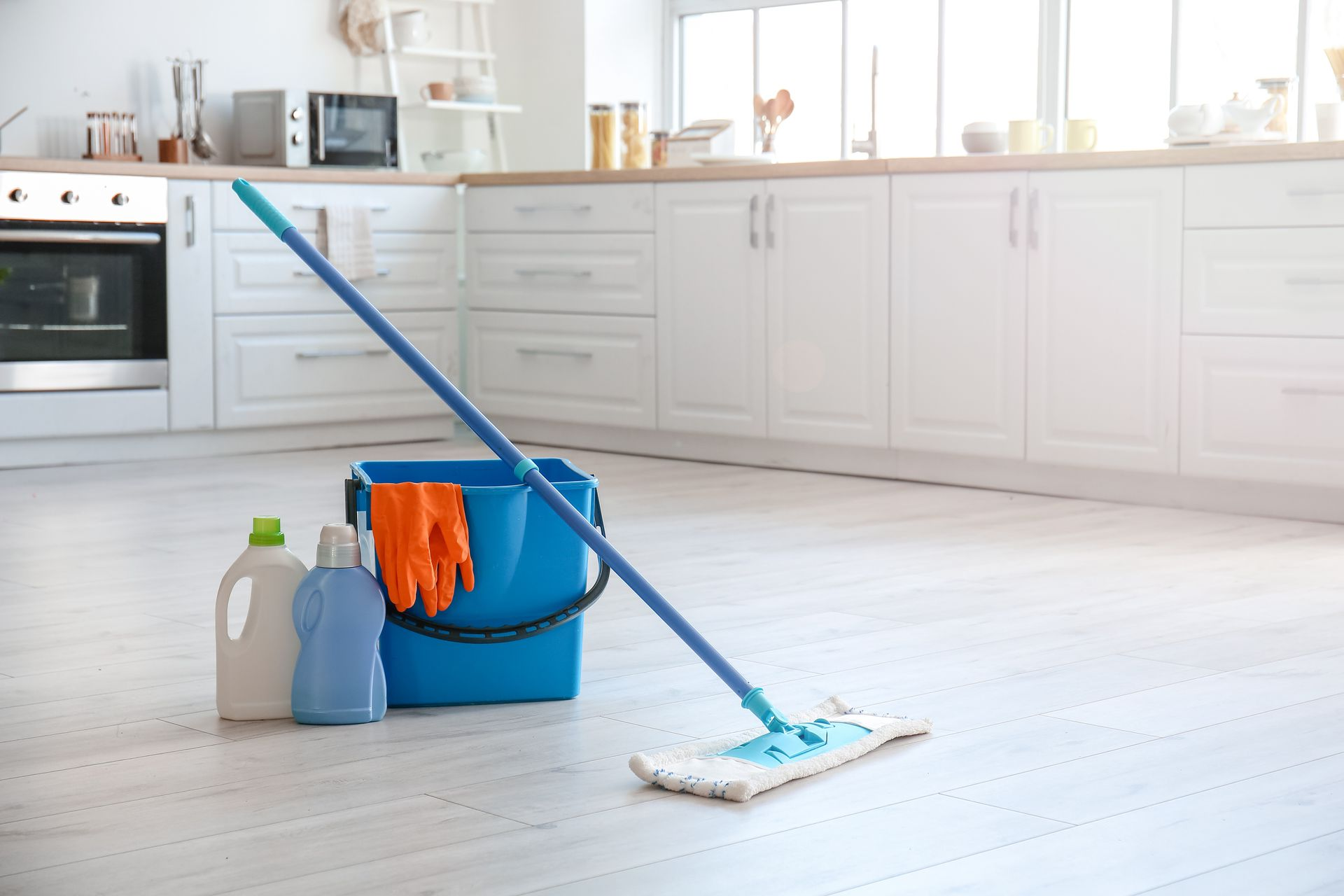 Une pièce abandonnée avec un fauteuil à fleurs, une petite table, un téléviseur rétro et des cartons encombrants sur le sol.